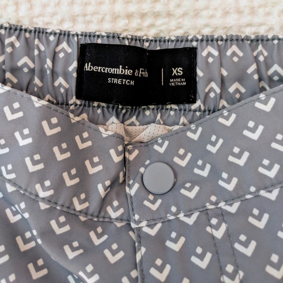 Abercrombie & Fitch Gray Geometric Swim Trunks Shorts XS Mens - Picture 2 of 4